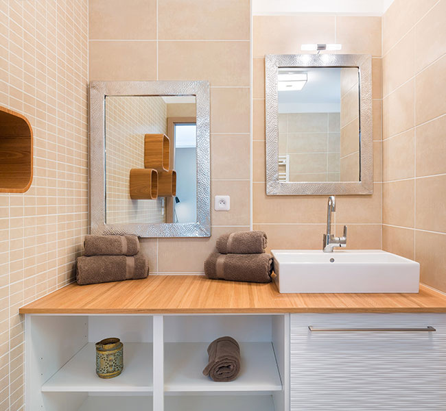 Mooie, moderne badkamer met volop daglicht